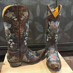 Old Gringo distressed floral embroidered boots Comfy, gently used, scuffed toes.